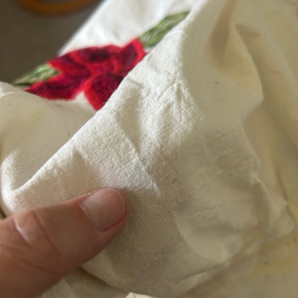 Vintage embroidered floral apron with pocket. Super cute. Homemaker. Cottagecore - Picture 9 of 10